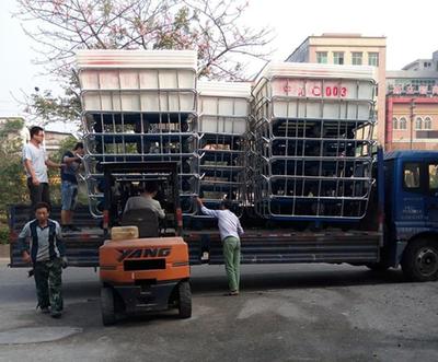 全國(guó)通用無(wú)紡布染色推布車 槽鋼與角鐵焊制的耐用印染方桶裝布車解析