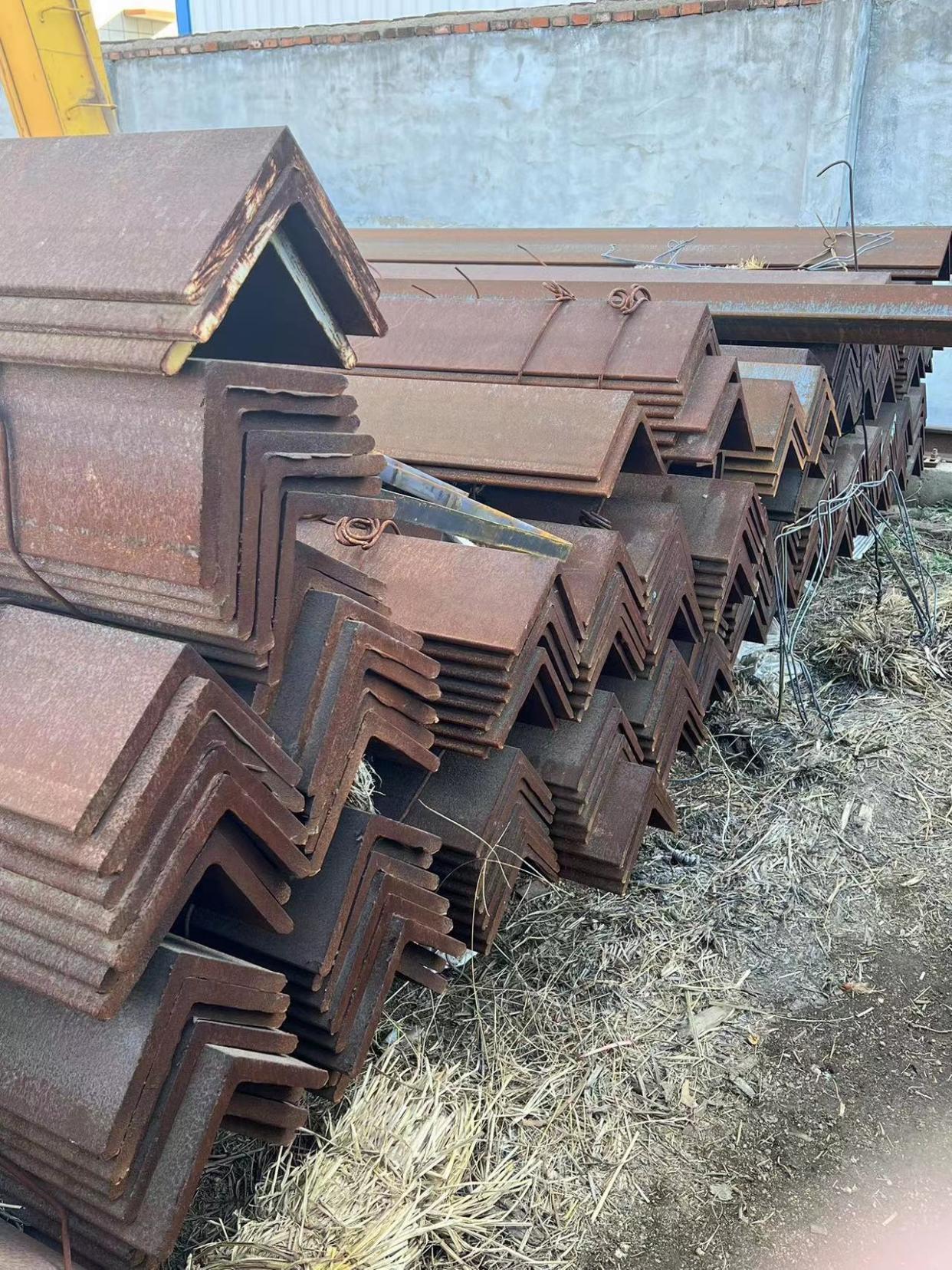 S275JR角鋼與槽鋼全解析 性能、標(biāo)準(zhǔn)與應(yīng)用深度指南